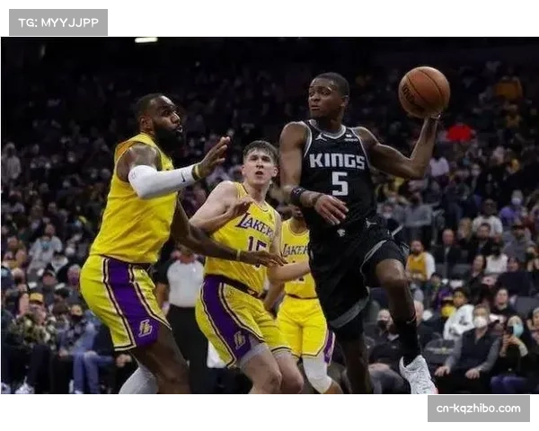 福克斯命中绝杀球后与詹姆斯合影:这是我拥有过最棒的照片之一